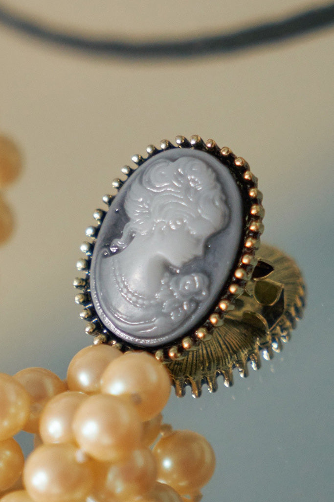 Lady Beryl Cameo Pin (Two Colours Available）