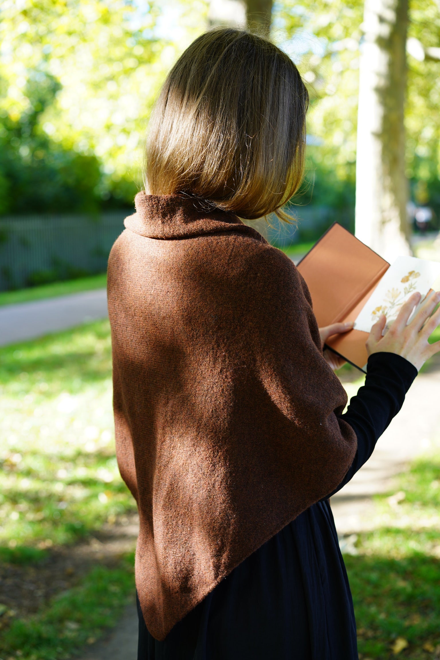 Folklore Knit Shawl (Warm Brown)