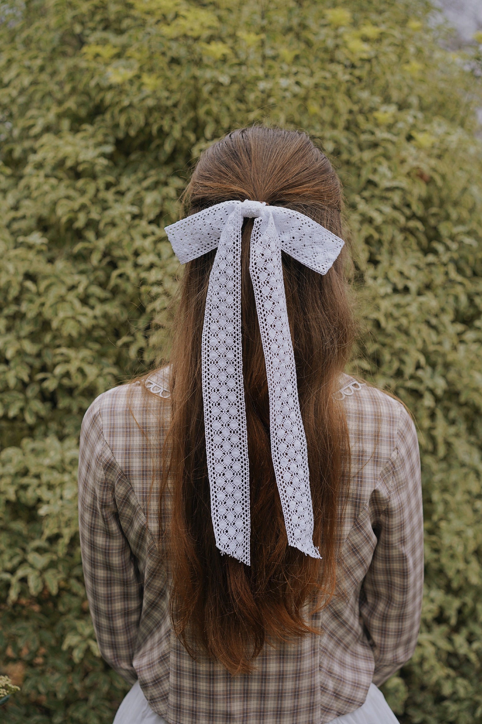 white ribbon hair tie