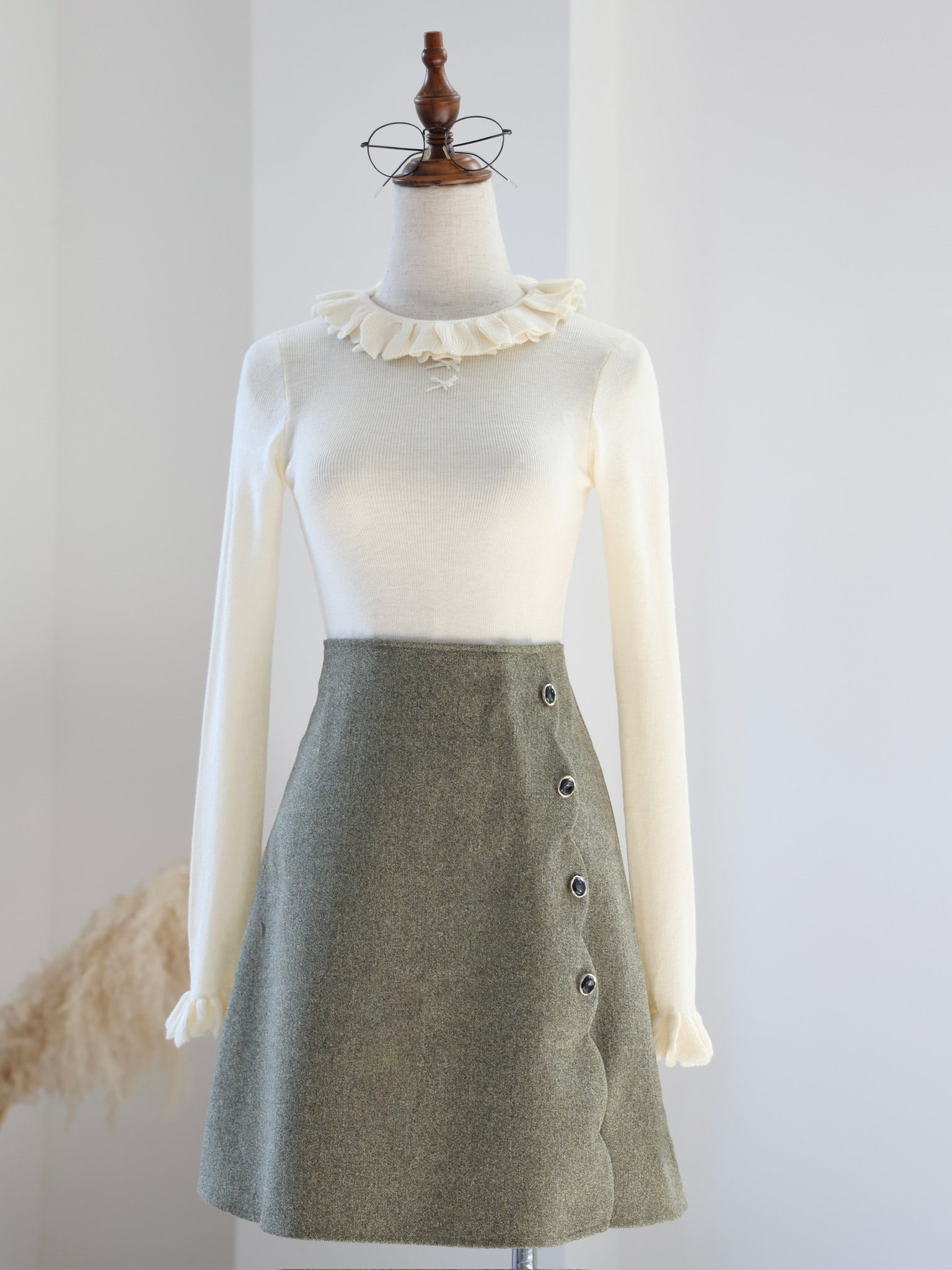 24AW-KNT-01-cream-ModRuffleKnitTop_Cream_2.jpg