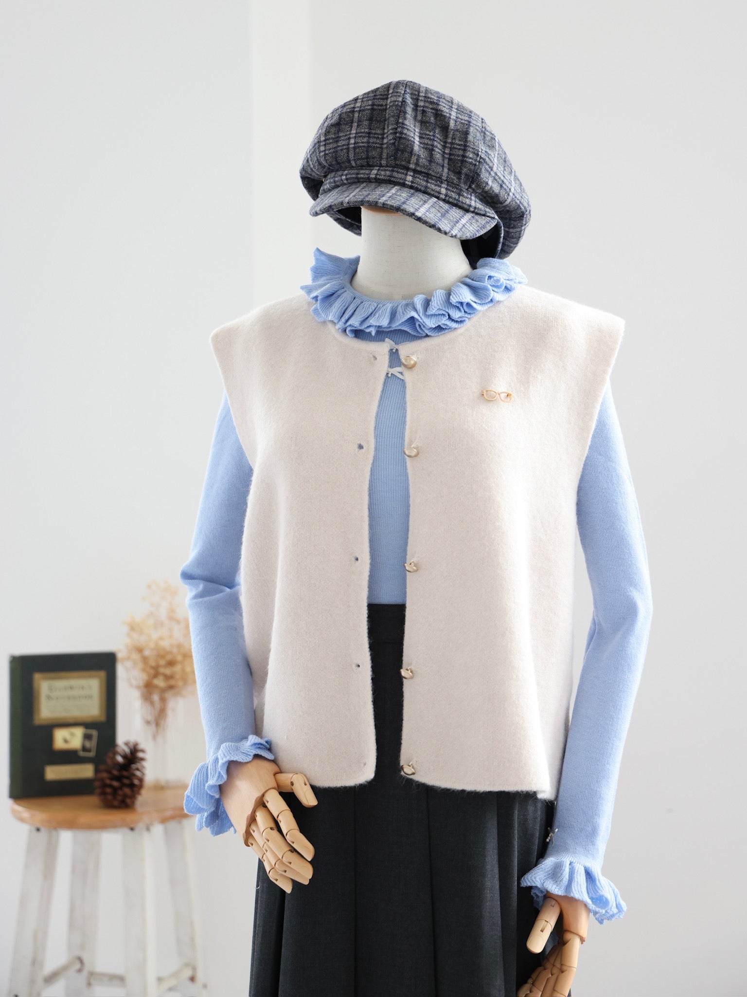 24AW-KNT-07_WhimsySnowGilet2.jpg