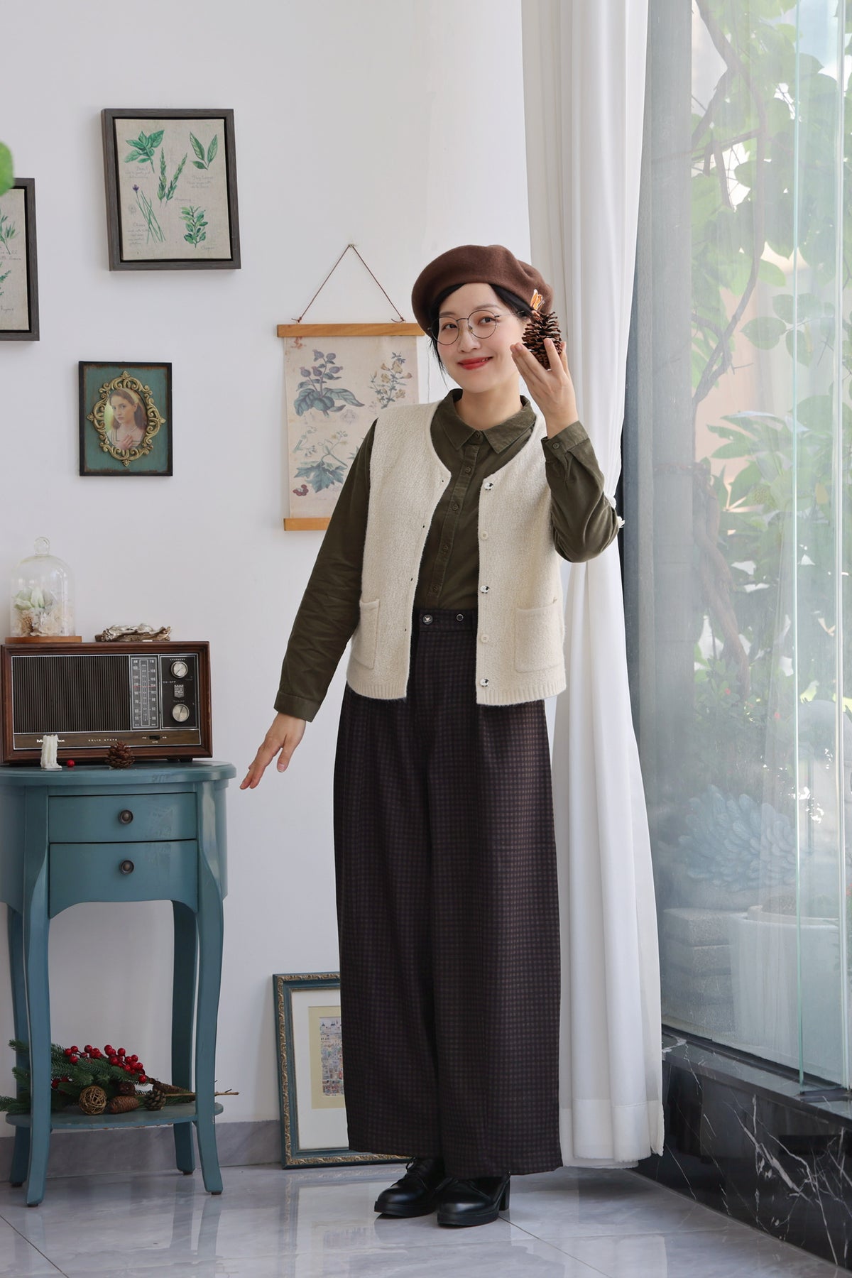 Black Sheep Cottage Vest (Oatmeal)