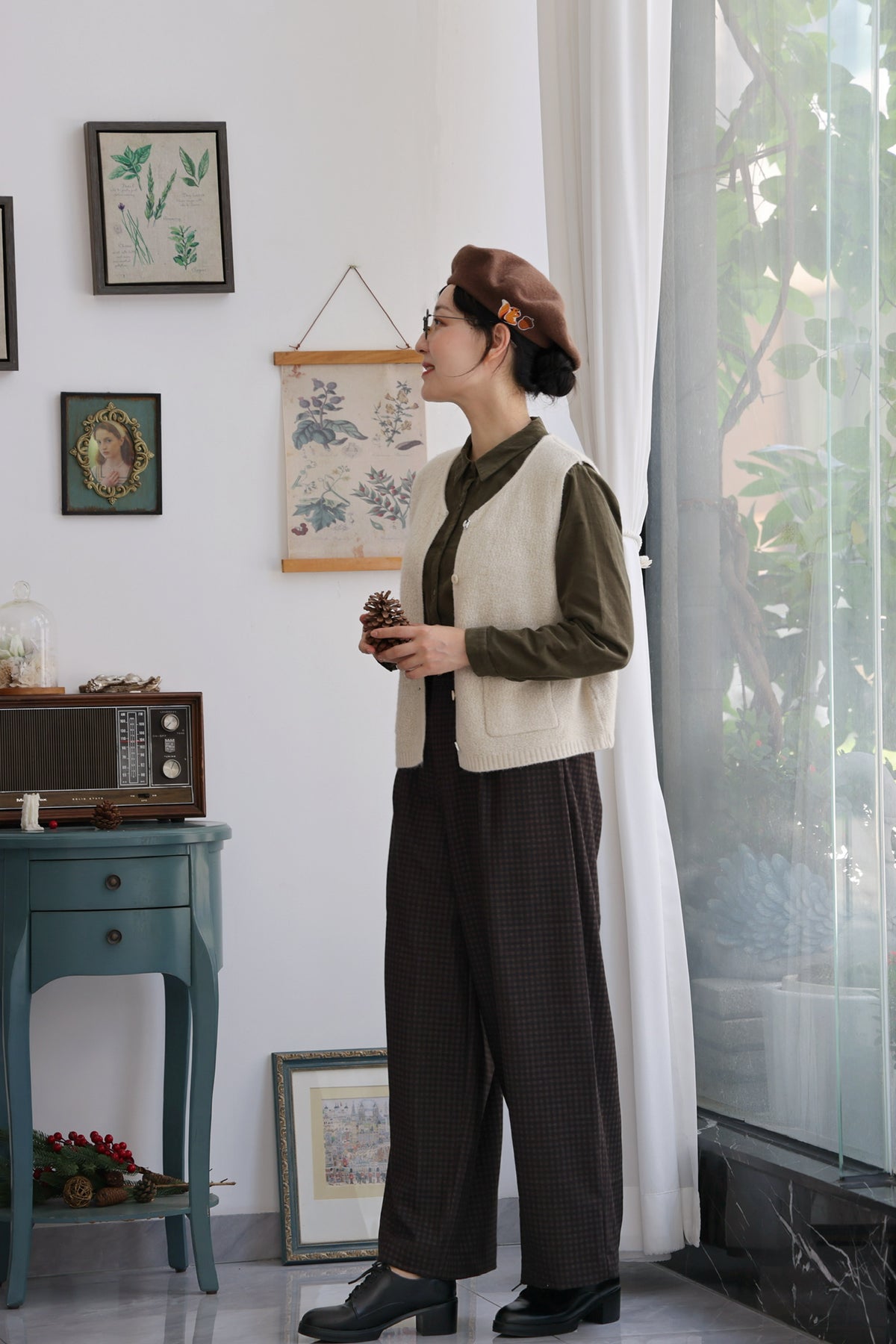 Black Sheep Cottage Vest (Oatmeal)
