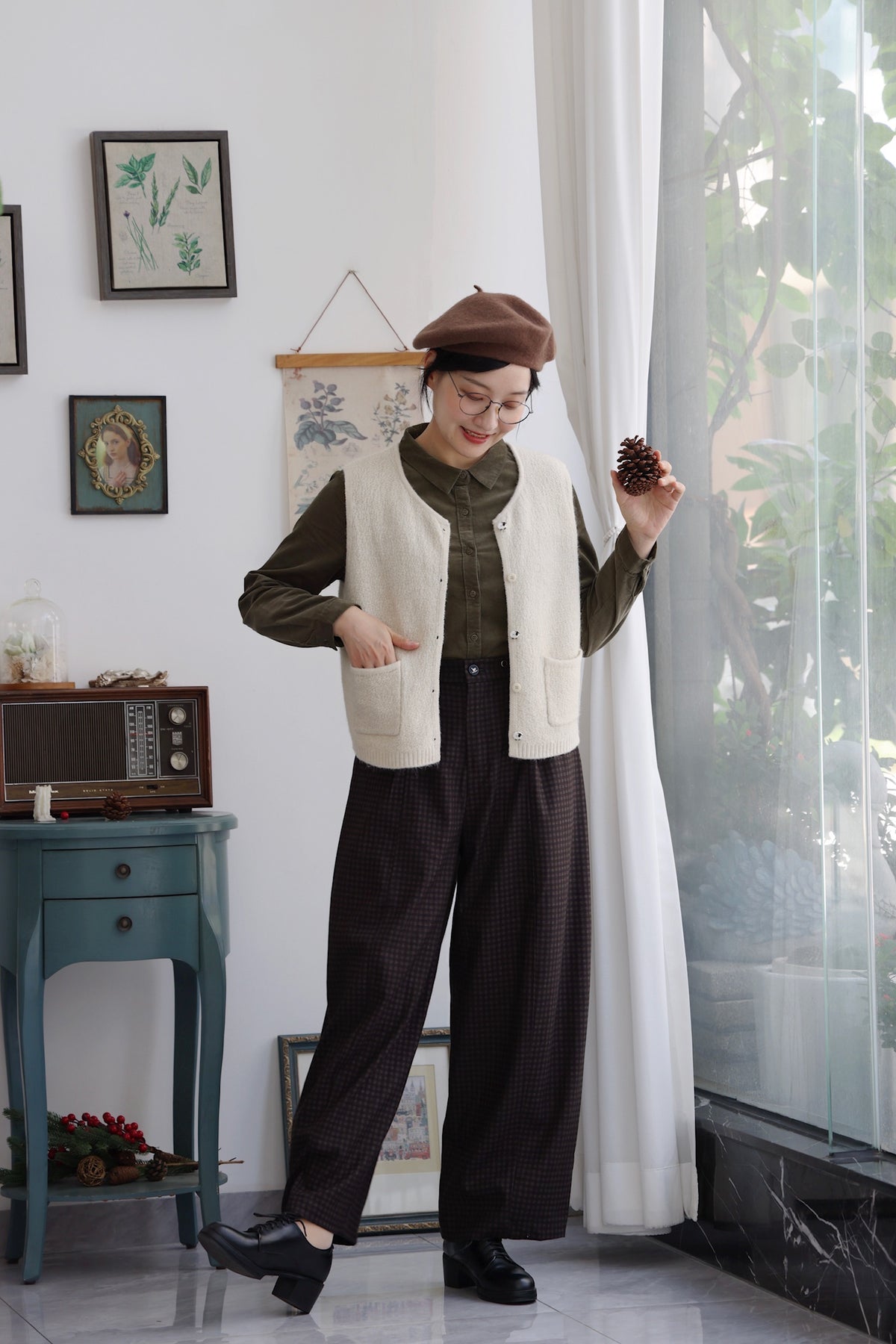 Black Sheep Cottage Vest (Oatmeal)