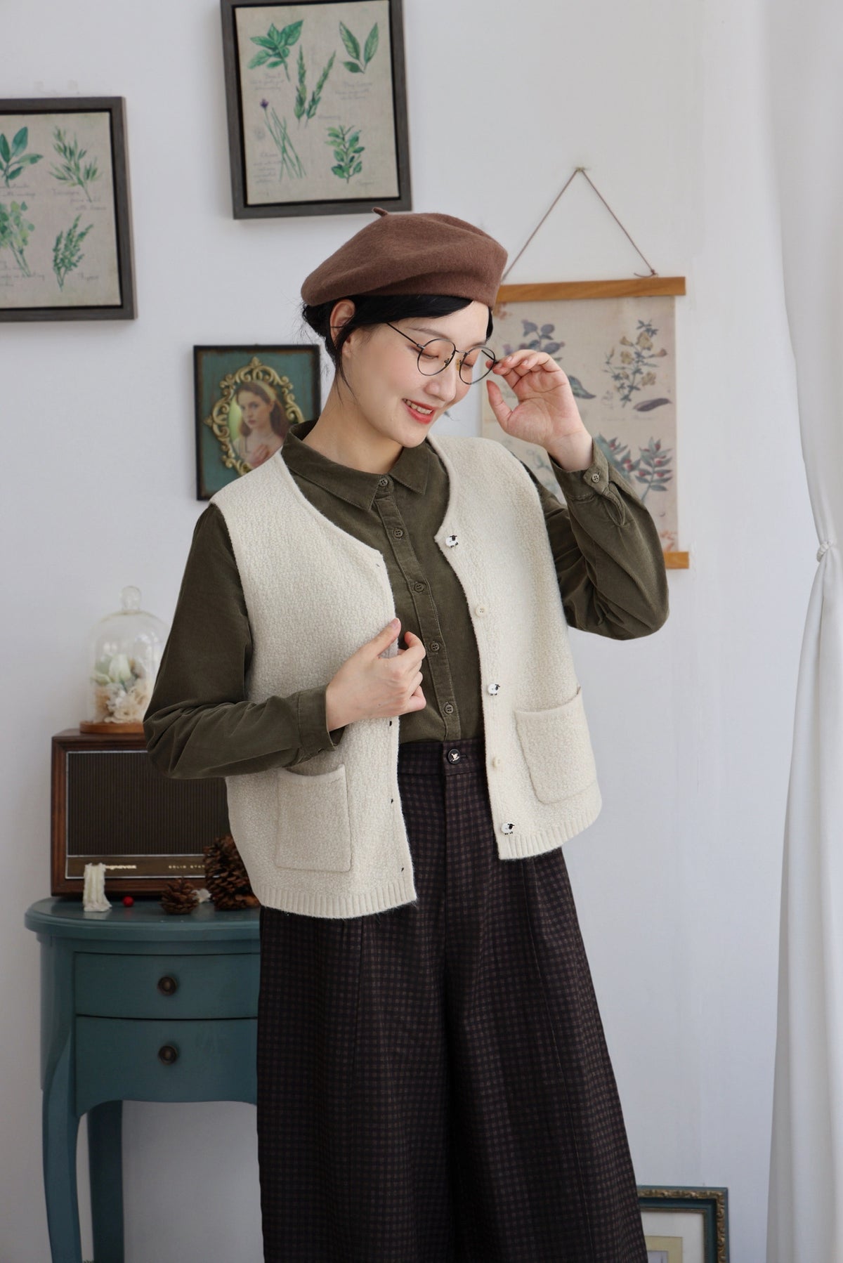 Black Sheep Cottage Vest (Oatmeal)
