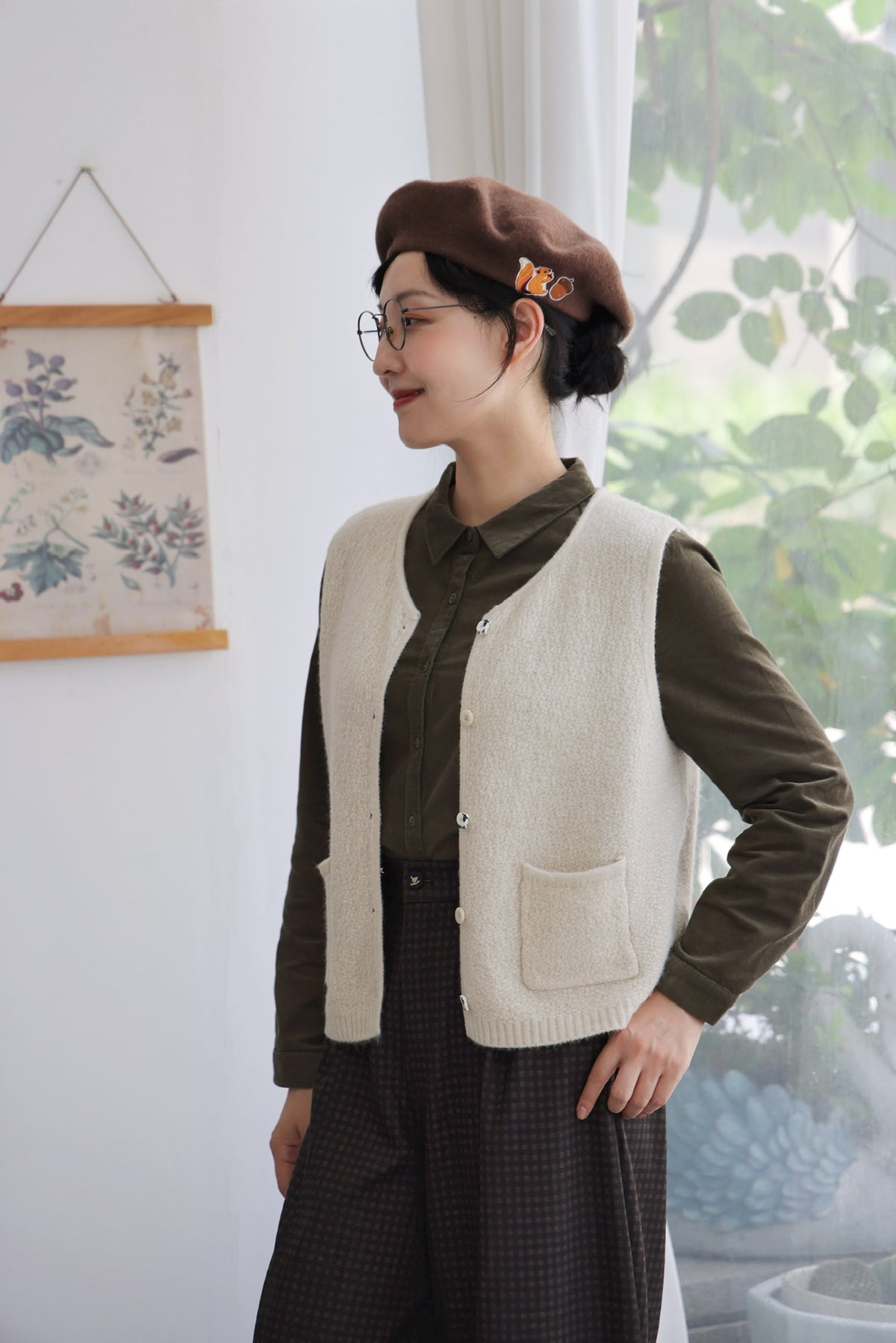 Black Sheep Cottage Vest (Oatmeal)