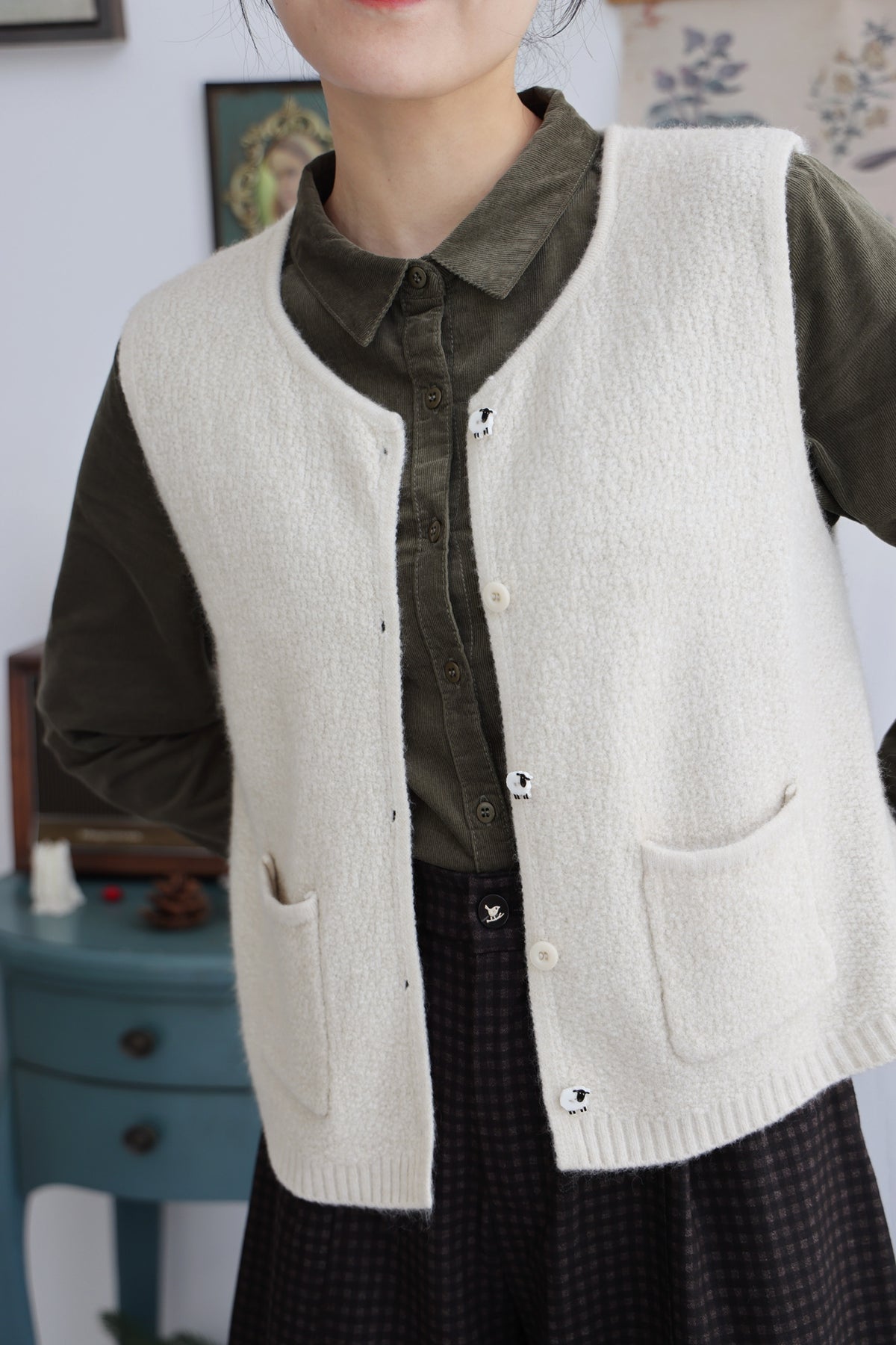 Black Sheep Cottage Vest (Oatmeal)