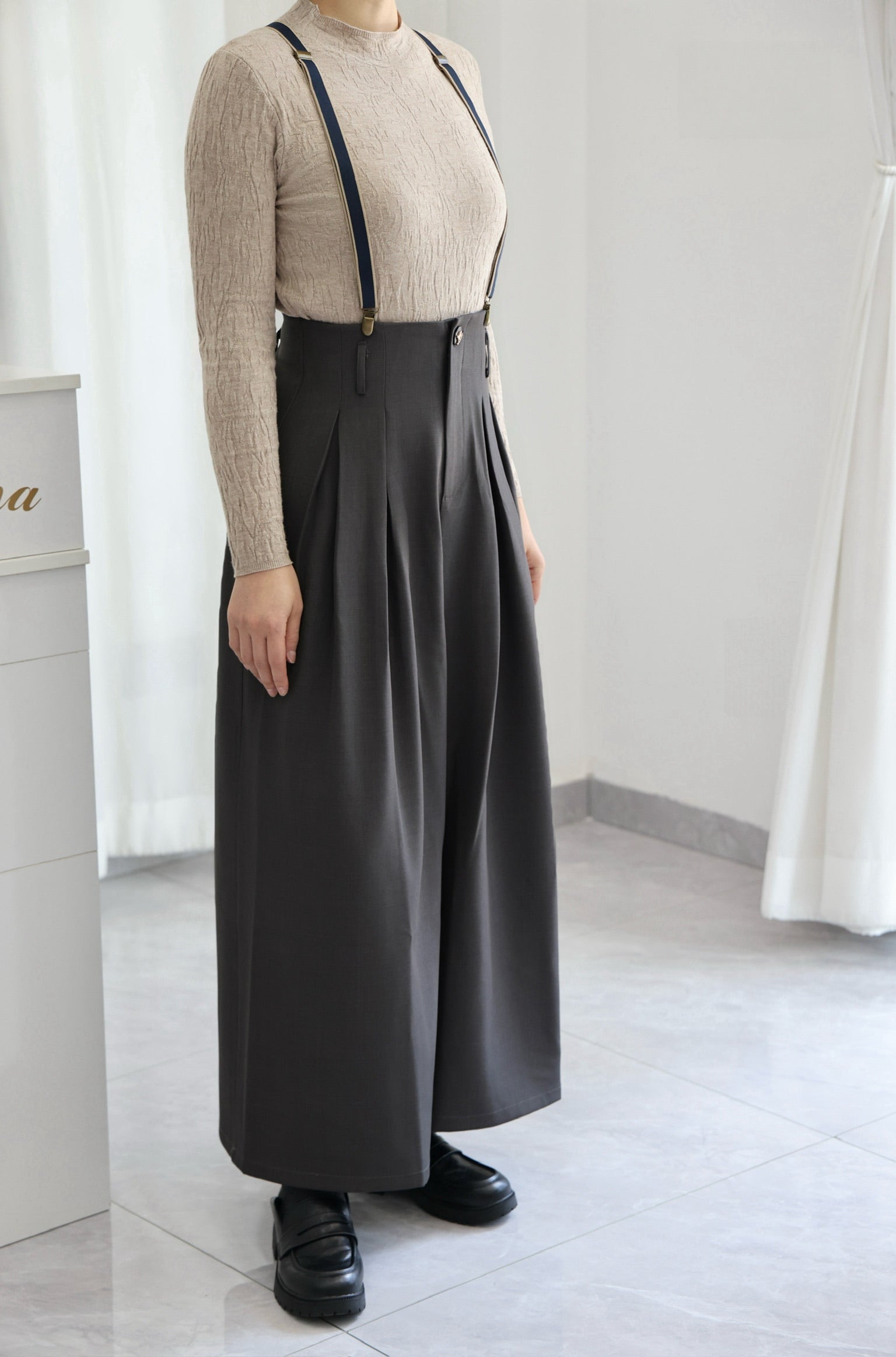 Bookshop Wide-Leg Trousers  (Grey）