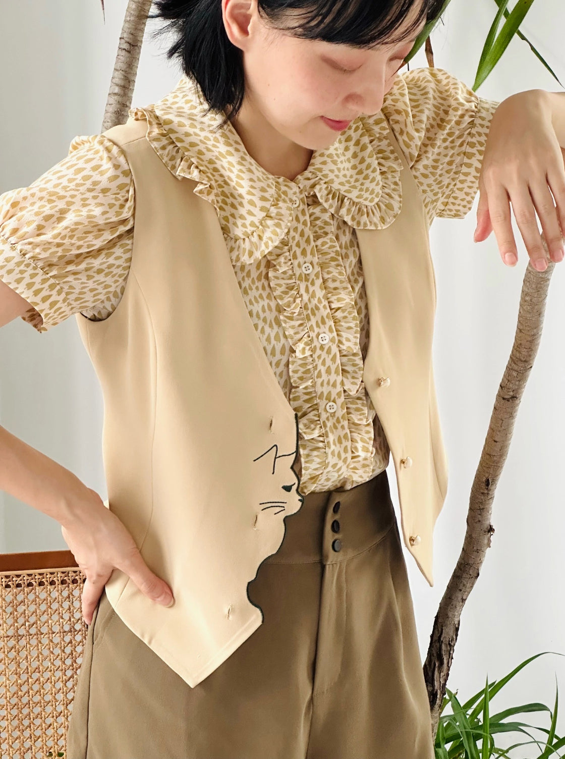 Peeky Kitten Waistcoat (Camel)