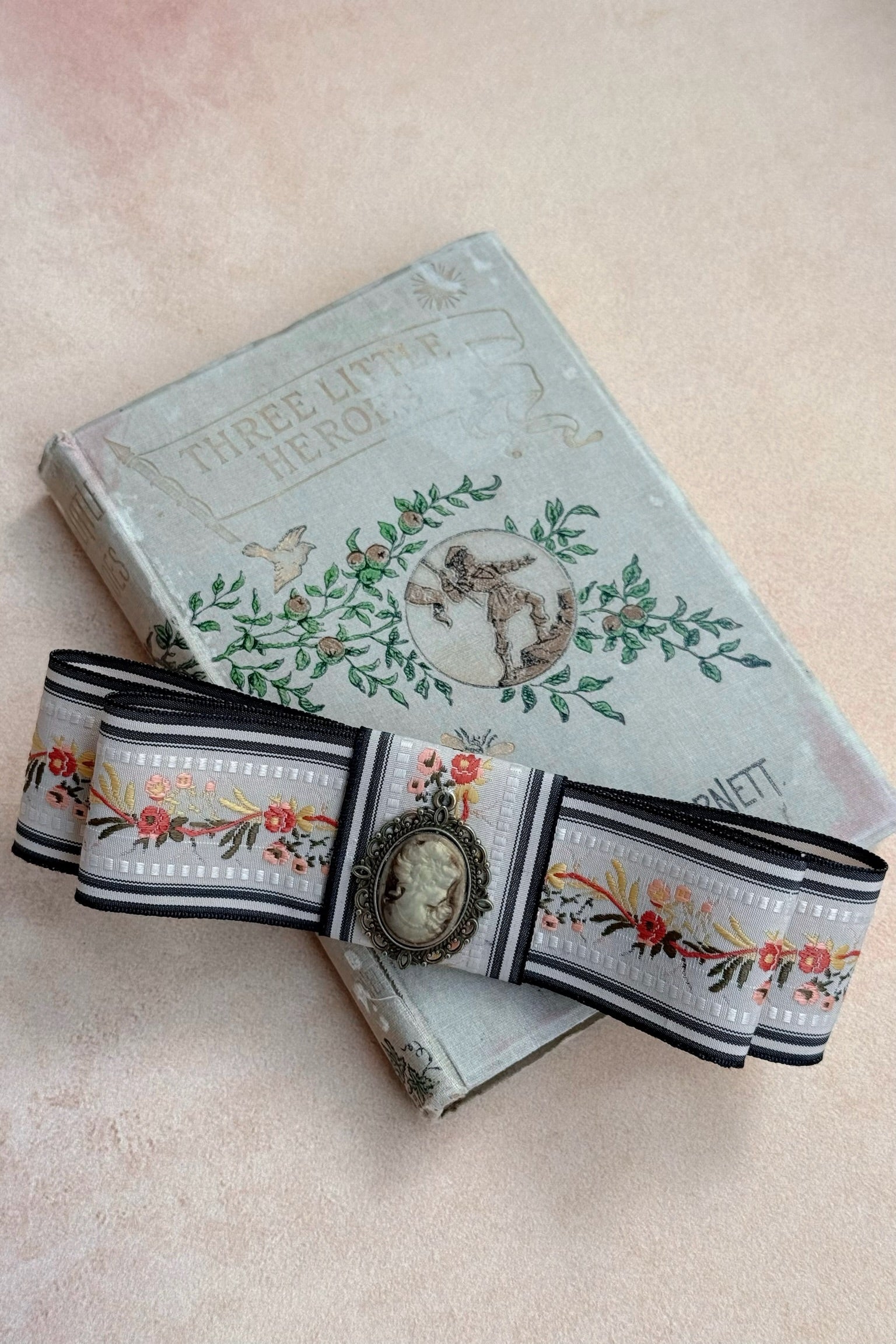 RegencyHandmadeCameoBowClip1.jpg