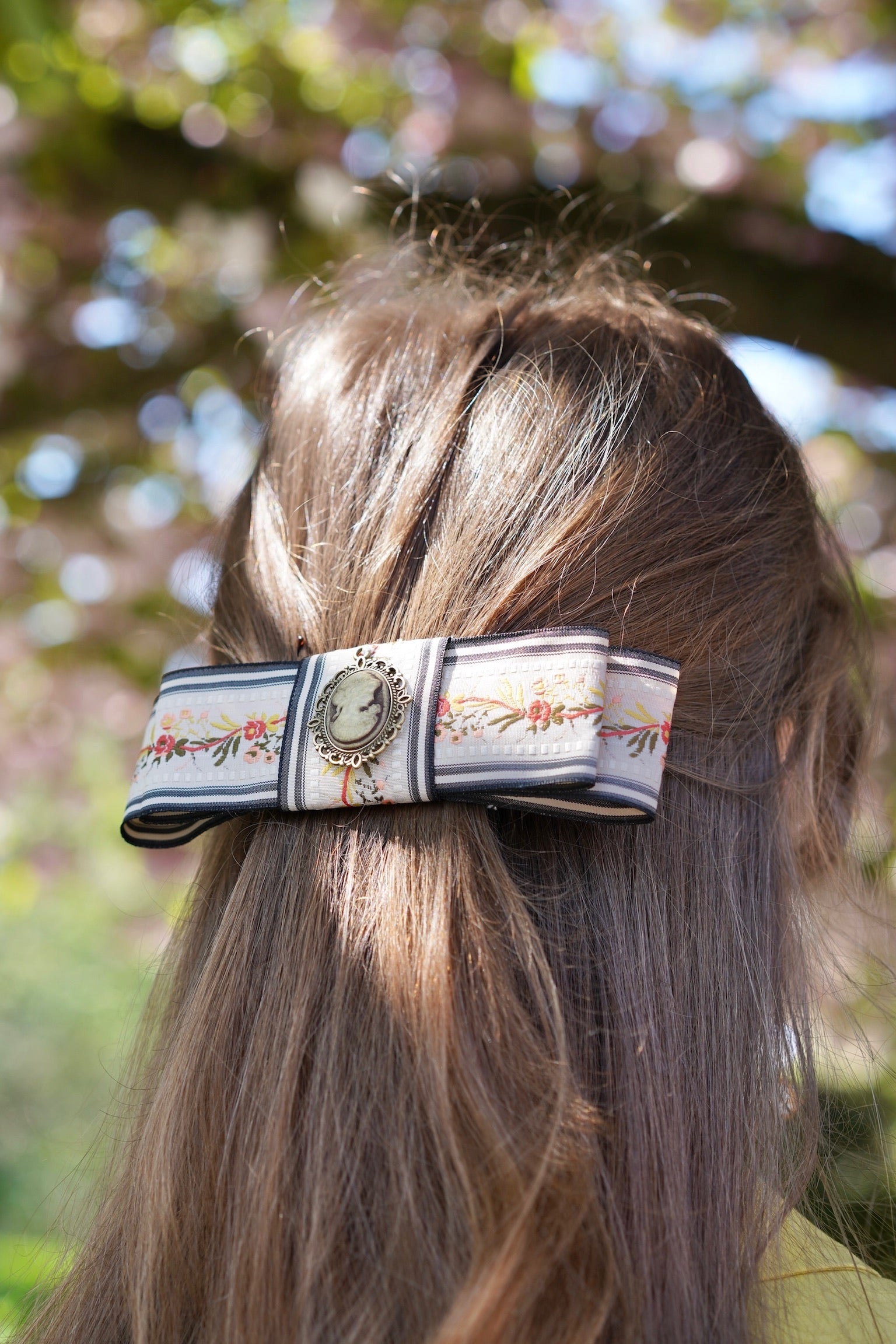 RegencyHandmadeCameoBowClip3.jpg