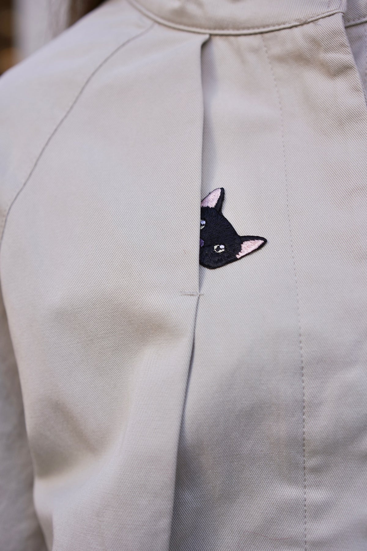 Startled Kitty Blouson Shirt (Cream)