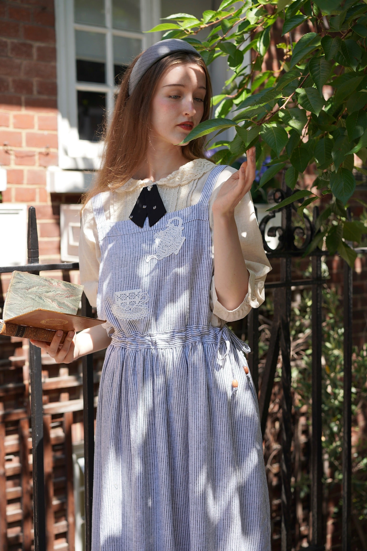 Tea Time Apron-Strap Linen Dress (Pinstripe）