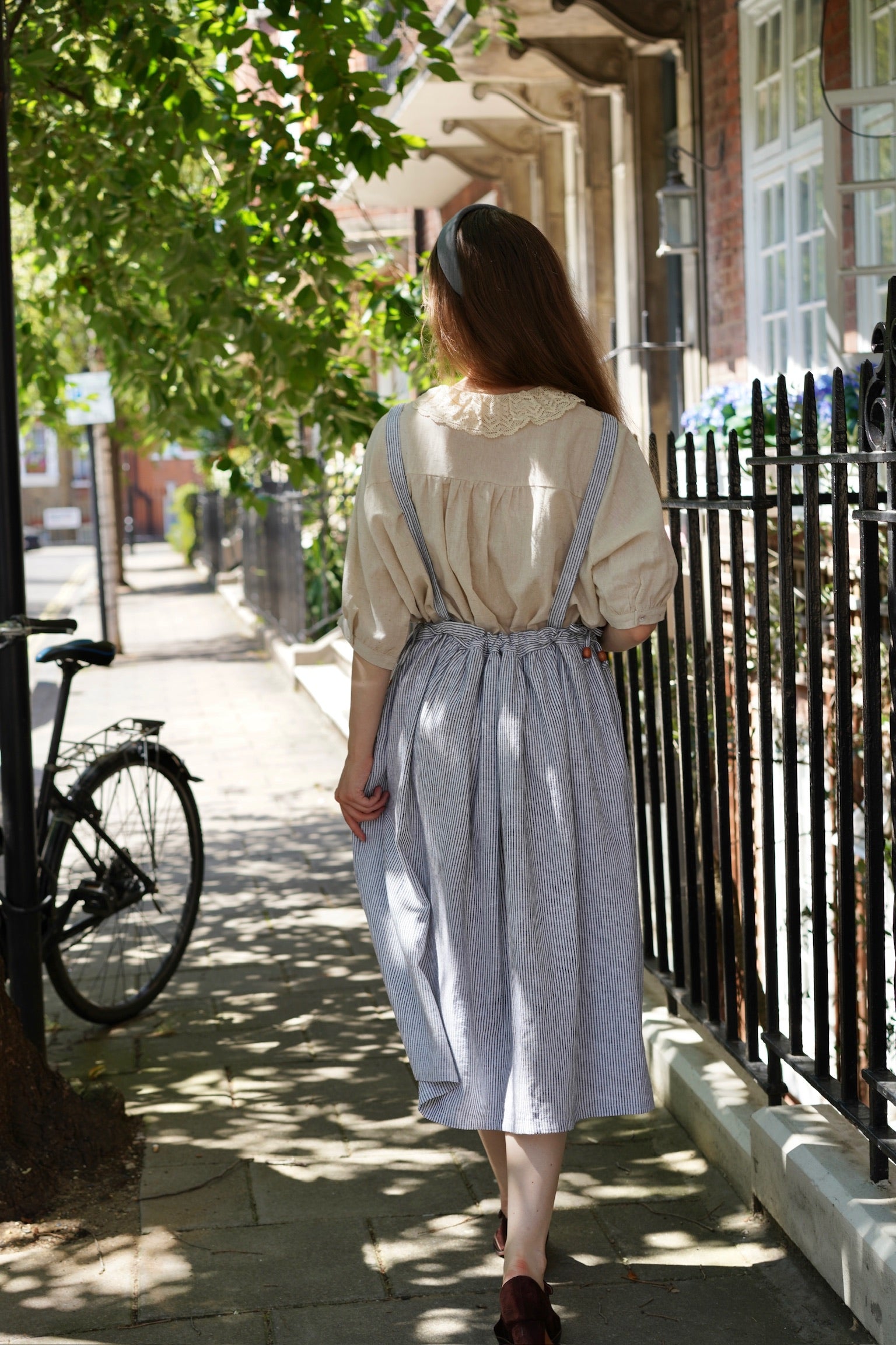 Tea Time Apron-Strap Linen Dress (Pinstripe）