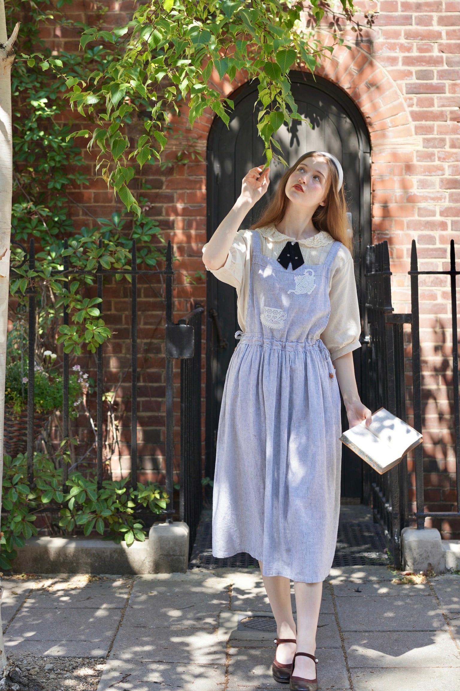 Tea Time Apron-Strap Linen Dress (Pinstripe）