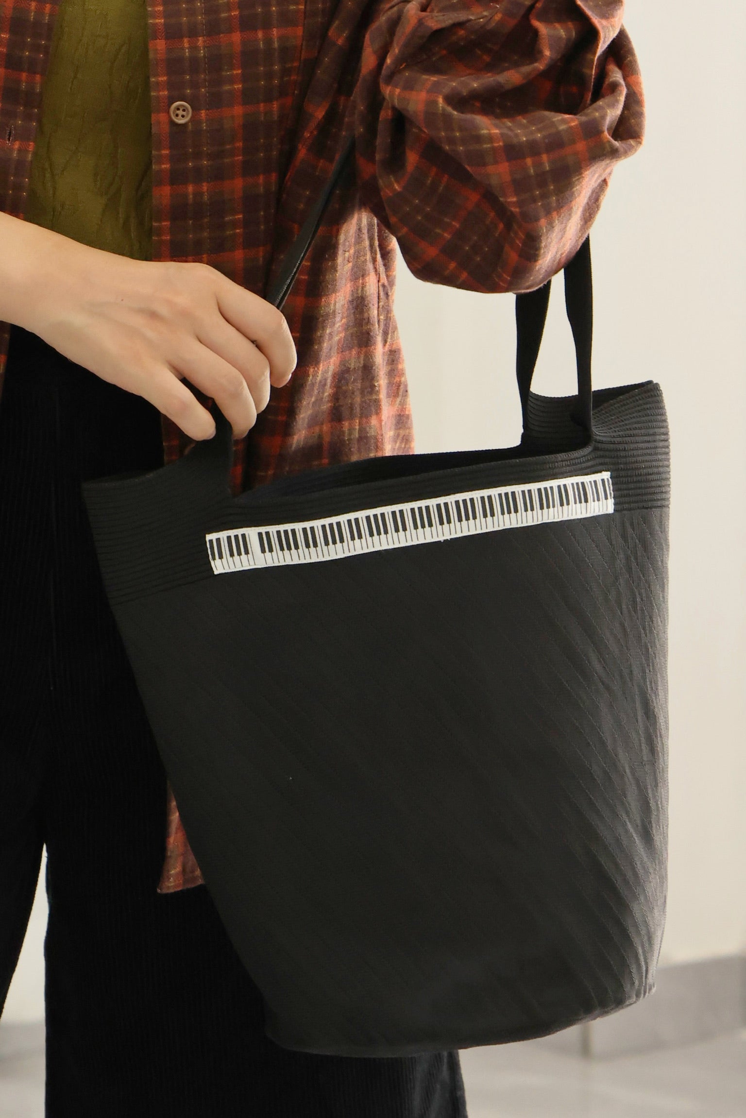 The Clue Tote (Black)